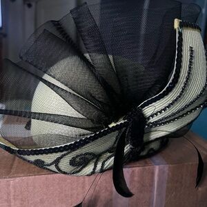 Beautiful designed hat for shorter woman. I’m too tall for this one. Worn once